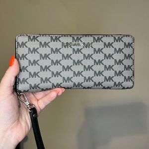 Michael Kors Continental Wristlet / Wallet Good Condition Black and Grey